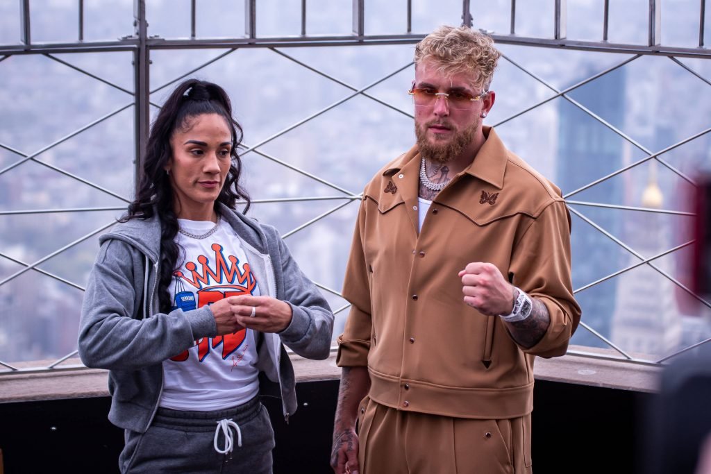 April 26, 2022, New York, NY, New York, NY, United States: NEW YORK, NY - APRIL 26: (L-R) Amanda Serrano stands with Jake Paul atop the Empire State Building after the todays face off ahead of their Undisputed Title Fight on Saturday night (April 30) at Madison Square Garden on April 26, 2022 in New York, NY, United States. New York, NY United States - ZUMAp175 20220426_zsa_p175_005 Copyright: xMattxDaviesx