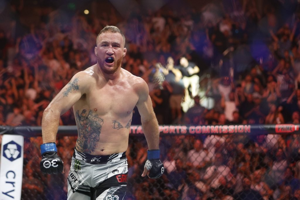 Justin Gaethje (blue gloves) reacts to defeating Dustin Poirier (red gloves) during UFC 291 at Delta Center. Salt Lake City Delta Center Utah USA, EDITORIAL USE ONLY PUBLICATIONxINxGERxSUIxAUTxONLY Copyright: xJeffxSwingerx 20230729_szo_si8_0366