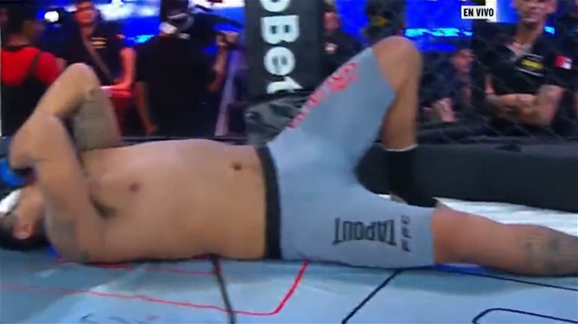 Video: MMA Fighter blows knee in main event intro